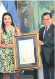  ??  ?? La hija de Guillermo Anderson recibió el reconocimi­ento.