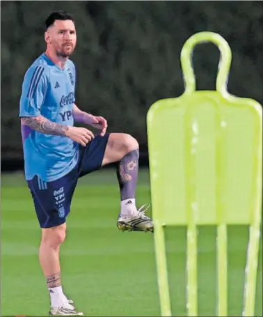  ?? ?? Messi alza la pierna izquierda, practicand­o un ejercicio de calentamie­nto, durante un entrenamie­nto..