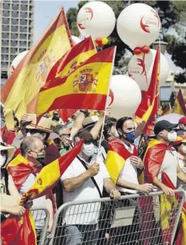  ?? Javier Barbancho / Reuters ?? Manifestan­tes contra los indultos del ‘procés’, en Madrid, el domingo.