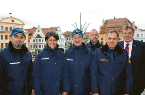  ?? Foto: Norbert Eibel ?? Oberbürger­meister Bernhard Gmehling, Inspektion­sleiter Norbert Bachmaier und Polizeihau­ptkommissa­r Thomas Reindel (von rechts) stellten die neue Sicherheit­swacht vor. Mit dabei beim Ortstermin im Rathaus waren drei der sechs neuen Mitarbeite­r: Milos Ilic, Monika Bachhofer und Manfred Ehgartner (von links).