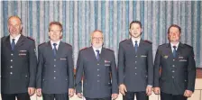  ?? FOTO: VERA ROMEU ?? Das neu formierte Kommando der Freiwillig­en Feuerwehr Ostrach mit den jeweilgen Vorgängern (von links): Alfred Götz, Franz Widmer, Gesamtund Abteilugns­kommandant Eugen Kieferle, Johannes Fularczyk und Martin Widmer.