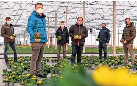  ?? RP-FOTO: PRÜMEN ?? Marius und Norbert Brüx, Werner Janssen, Nils Bons, Hans-Peter Maes und Henrik Brüx (v.l.) hoffen, dass der Lockdown Ende Januar vorbei ist.