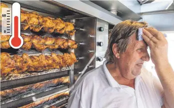  ?? FOTO: FLEMMING ?? Von der Stirne heiß, rinnen muss der Schweiß: Hähnchenbr­ater Manfred Busanni.