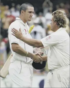  ?? Pictures: Getty, PA ?? Kevin Pietersen has been publicly backed by friend shane Warne, above right, sir Ian botham and his singer wife Jessica