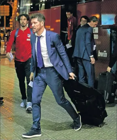  ??  ?? DURMIERON EN BARCELONA. El Atlético llegó anoche con Simeone como líder de la expedición.