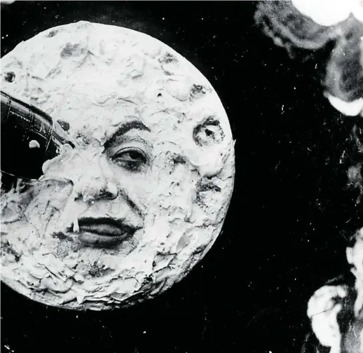  ??  ?? Canciones como «Starman» y «Space Oddity» de Bowie, o el «The Dark Side of the Moon» de Pink Floyd fueron «secuelas» musicales de los viajes espaciales