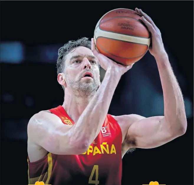  ??  ?? Pau Gasol lanza un tiro libre con la Selección en un amistoso de la gira.