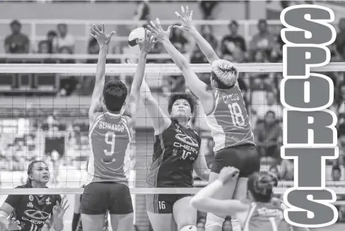  ?? ?? Chery Tiggo Crossovers’ Czarina Carandang attempts to score against the defense of Creamline Cool Smashers’ Lorie Lyn Bernardo and Diana Carlos.