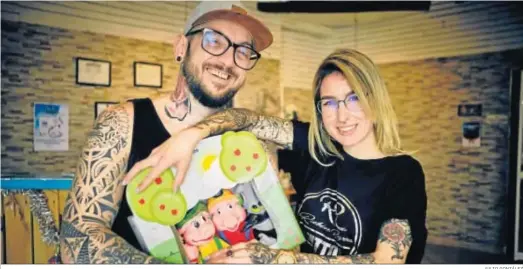  ?? JULIO GONZÁLEZ ?? Rubén Reyes y Beatriz Gómez en el estudio de tatuaje de la Cuesta de las Calesas con uno de los juguetes donados.