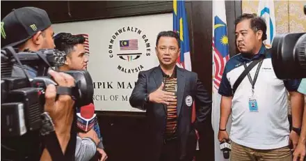  ?? PIC BY OWEE AH CHUN ?? OCM deputy president and BAM president Datuk Seri Norza Zakaria answers questions from the media after the OCM meeting yesterday.