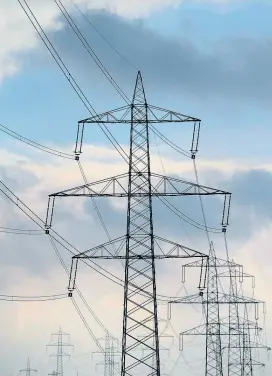  ??  ?? Das Bundesheer und Blackout-Experte Saurugg sehen das Stromnetz gefährdet, Österreich­s Übertragun­gsnetzbetr­eiber APG weniger.