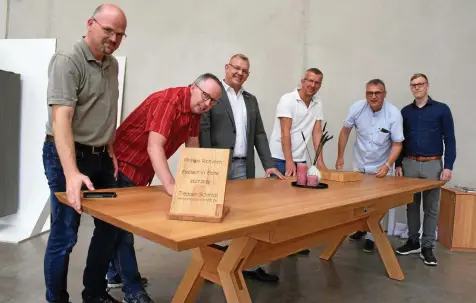  ?? SILVANA TISMER ?? Bernd Schotte, Karl Vatteroth, Christian Worm und Carsten Weishaupt (von links) schauen sich noch einmal mit Fachlehrer Gerhard Kastner den hochwertig­en Tisch an, den Geselle Michael Richwien (rechts) gebaut hat.