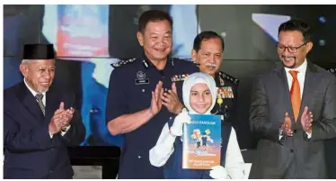  ??  ?? All smiles: Abdul Hamid (centre) with (from left) TM chairman Rosli Man, Bukit Aman Traffic Investigat­ion and Enforcemen­t Department director Datuk Azisman Alias and TM acting chief executive officer Imri Mokhtar posing at the launch of ‘Ops Selamat’ in conjunctio­n with Hari Raya Aidilfitri.