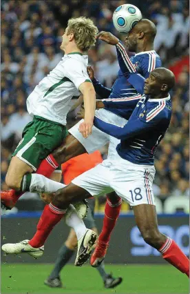  ??  ?? Kevin Doyle is outnumbere­d by France pair Alou Diarra and Lassana Diarra in their World Cup play-off second leg in Paris in 2009.