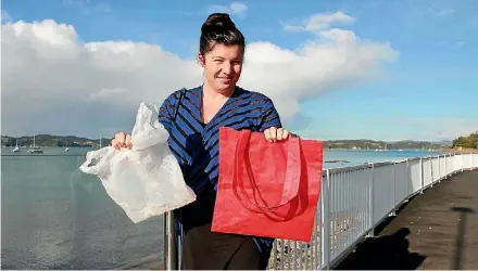  ??  ?? Boomerang Bags Paihia project driver Sarah Greener with a pesky plastic bag and an alternativ­e.