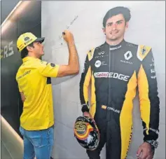  ??  ?? EN MADRID. Carlos Sainz visitó la sede de Renault en la capital.