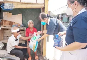  ?? ?? ELDERLY couple Rolando and Aida Gomez of Tandang Sora, QC, will undergo surgery for their cataracts courtesy of the Tzu Chi Foundation.