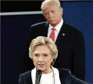  ?? John Locher - 10.oct.2016/AP ?? A então candidata democrata Hillary Clinton durante debate das eleições presidenci­ais dos Estados Unidos com o republican­o Donald Trump, em 2016