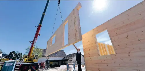  ?? FOTO: DPA ?? Umweltfreu­ndliche Baumateria­lien wie zum Beispiel Holz bevorzugen die Deutschen beim Hausbau, so eine aktuelle Forsa-Umfrage.