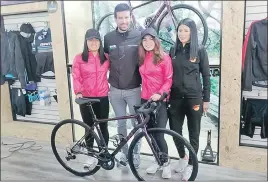  ?? Cortesía ?? Empresa privada representa­da por Xavier Enderica respalda a triatletas Paula Vega y Nancy Lojano,copn la entrega de bicicletas.