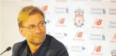  ?? FOTO: DPA ?? Optimistis­ch vor dem Debüt auf der Insel: Jürgen Klopp tritt heute mit dem FC Liverpool in London bei Tottenham Hotspur an.