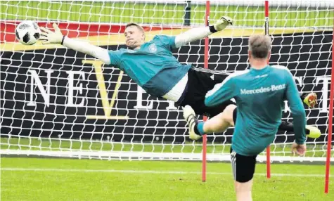  ?? AFP ?? Er fliegt wieder: Manuel Neuer machte einen guten Eindruck, sagt DFB-Goalietrai­ner Andreas Köpke (r.).