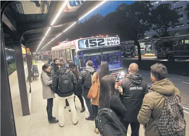  ?? SanTiago filipuzzi ?? Pasajeros de la línea 152, listos para su primer viaje en el Metrobus del Bajo