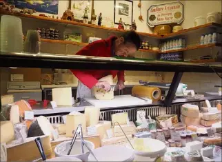  ?? (Photos Jean-Sébastien Gino Antomarchi) ?? Enlever les pots de miel, les bouteilles de lait en plastoc, la balance électroniq­ue : pour Claude Bro, pas de quoi en faire tout un fromage…