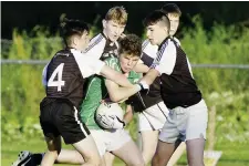  ??  ?? The Tubbercurr­y defenders close in on Oisín Murphy of Curry in possession.