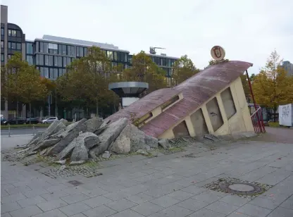  ??  ?? UNDERJORDI­SKT. Trots att Bockenheim­er Warte bara är en tunnelbane­nedgång är den väl värd en omväg.