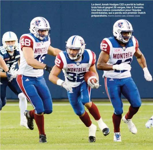  ??  ?? Le demi Jonah Hodges (32) a porté le ballon trois fois et gagné 26 verges, hier à Toronto. Une bien mince consolatio­n pour l’équipe montréalai­se, qui a perdu son premier match préparatoi­re.