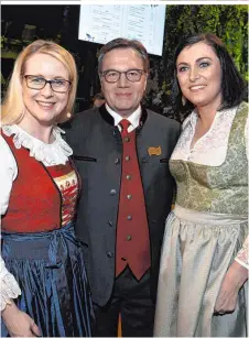  ??  ?? Margarete Schramböck mit Landwirtsc­haftsminis­terin Elisabeth Köstinger (in Hanna Trachten) und Landeshaup­tmann Günther Platter