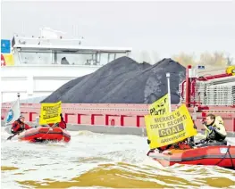  ?? REUTERS ?? LA COP ha movilizado a miles de activistas para acciones como perseguir un barco con carbón en el río Rin