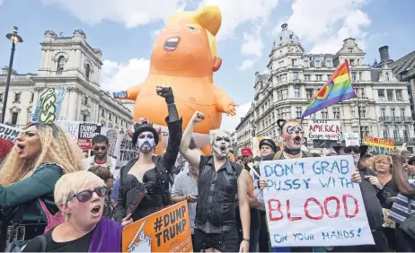  ??  ?? Decenas de miles de personas, incluidos miembros de la comunidad LGBTTTI, como drag queens, marcharon contra el presidente estadounid­ense Donald Trump en Londres, donde también se vieron globos que representa­n al republican­o como un bebé en pañales.