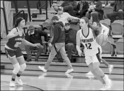  ?? Photo by Gerren Smith ?? Magnet Cove’s Zoee Rednour (22) goes by the Foreman Lady Gators’ defense in the post area to score.