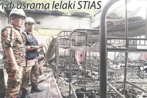  ?? -Gambar Bernama ?? NORAZAM (kiri) meninjau sebahagian dorm Sekolah Tinggi Islam As Sofa (STIAS), Rembau yang musnah akibat kebakaran awal pagi pada Ahad.