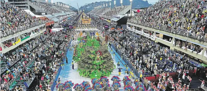  ?? Slavné brazilské školy samby předvádějí své umění v ulicích Ria i na sambodromu, kde je obdivuje až devět tisíc diváků.
Foto: Shuttersto­ck.com ??