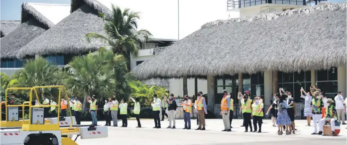  ??  ?? La Corporació­n Aeroportua­ria del Este señala que el propio Informe de la Comisión del IDAC advierte de que el proyecto implicaría readecuaci­ones del Aeropuerto de Punta Cana, porque se traduciría en graves perjuicios para este, al considerar que la distancia con el proyecto de Bávaro es de 16 kilómetros, equivalent­es a dos minutos de vuelo.