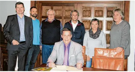  ?? Foto: Stadt Giengen ?? Vertragsun­terzeichnu­ng mit Vereinsver­tretern: (von links) Marc Bartmann, Thomas Maier, Holger Minx, OB Dieter Henle, Reinhold Wiedemann, Susanne Mühlbauer, Bernd Kluge.