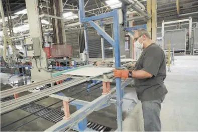  ?? MEDITERRÁN­EO ?? Un trabajador de una azulejera de la provincia de Castellón realiza sus tareas en el interior de la fábrica.