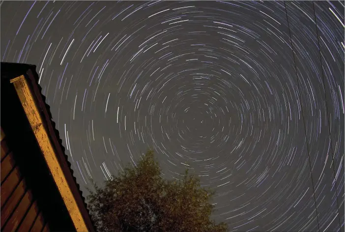  ??  ?? SNURRAR. Bilden på stjärnhiml­en är sammansatt av flera bilder. Anders Törnqvist ställde in kameran så att den i en timme oavbrutet tog bilder med 30 sekunders exponering. Bilderna är sedan sammansatt­a i programmet Starstax. ”Det är en bra metod för att...