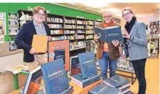  ?? FOTO: PRÜMEN ?? Dirk Lewejohann, Inhaber der Thomas-Buchhandlu­ng, Autor Hans Kaiser und Grafikerin Heike Seidemann (v.l.n.r.) mit dem neuen Kempen-Buch.