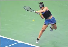  ?? FOTO: AFP ?? Bianca Andreescu returniert kraftvoll gegen Serena Williams – später gewann sie die US Open.