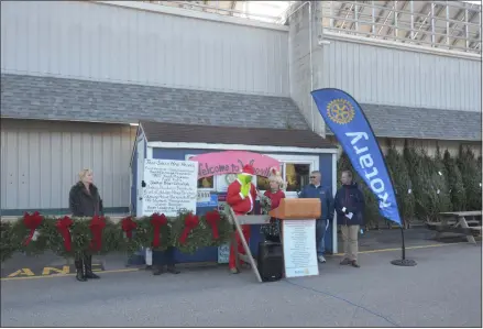  ?? LAUREN HALLIGAN — MEDIANEWS GROUP ?? The Grinch and Cindy Lou Who discuss this year’s Rotary Christmas tree fundraiser during a recent press conference at Curtis Lumber in Ballston Spa.