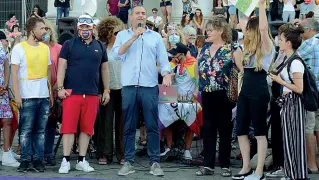  ??  ?? Orgoglio Lgbt Due immagini del Napoli Pride ieri a Napoli Sopra, il sindaco de Magistria alla manifestaz­ione