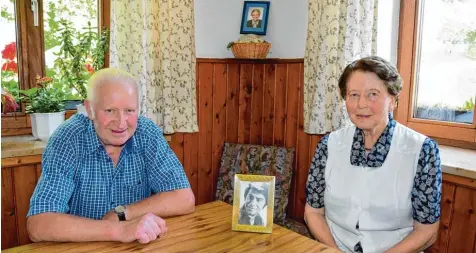  ?? Foto: Uwe Bolten ?? Wirtin Rosamunde Donderer (links ihr Bruder Eduard) sitzt in Reinhartsh­ofen auf dem Platz, der in den 70er Jahren Stammplatz von Roy Black war.