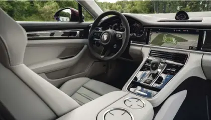  ??  ?? PERFECTO.
La terminació­n del Panamera es tan buena como en cualquier otro Porsche. La esfera ubicada en el salpicader­o, que muestra la hora, tiene un diseño diferente, obra del departamen­to Porsche Design. El pomo del cambio no es como el del 911, tipo maquinilla de afeitar, sino tradiciona­l.