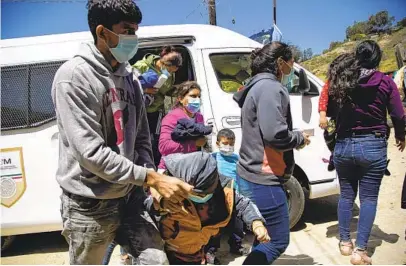  ?? ALEJANDRO TAMAYO U-T PHOTOS ?? A Mexican government van drops off asylum seekers at Templo Embajadore­s de Jesus on Thursday in Tijuana. The U.S. government has been expelling families to Mexico after flying them to San Diego.
