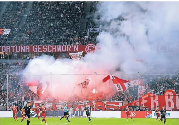  ?? FOTO: IMAGO ?? Die Fortuna-Fans sorgen für viel Rauch während des Spiels gegen Hansa Rostock.