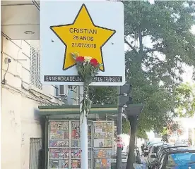 ??  ?? Recuerdo. El cartel con la estrella, en la vereda del Gutiérrez.